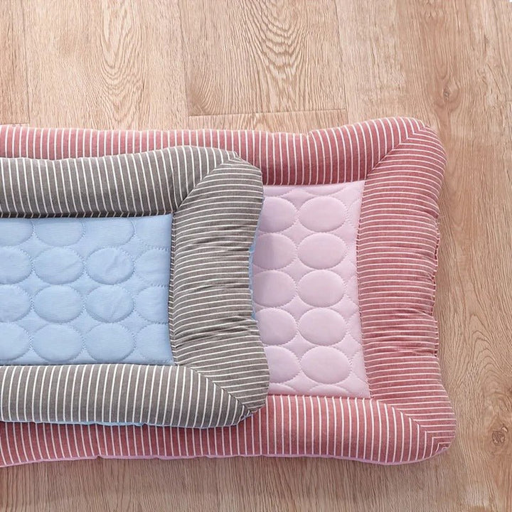 Cooling mat for pets with raised padded edge |