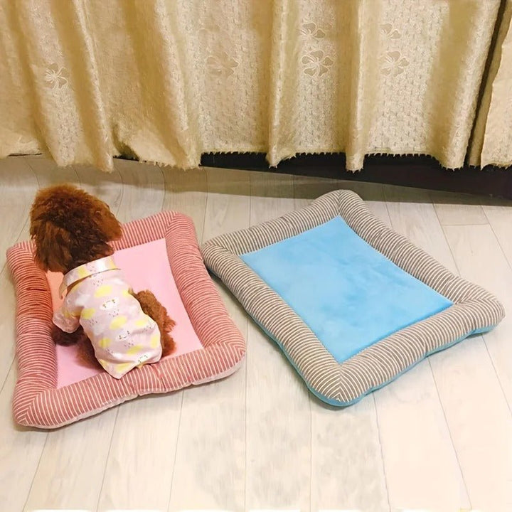 Cooling mat for pets with raised padded edge |