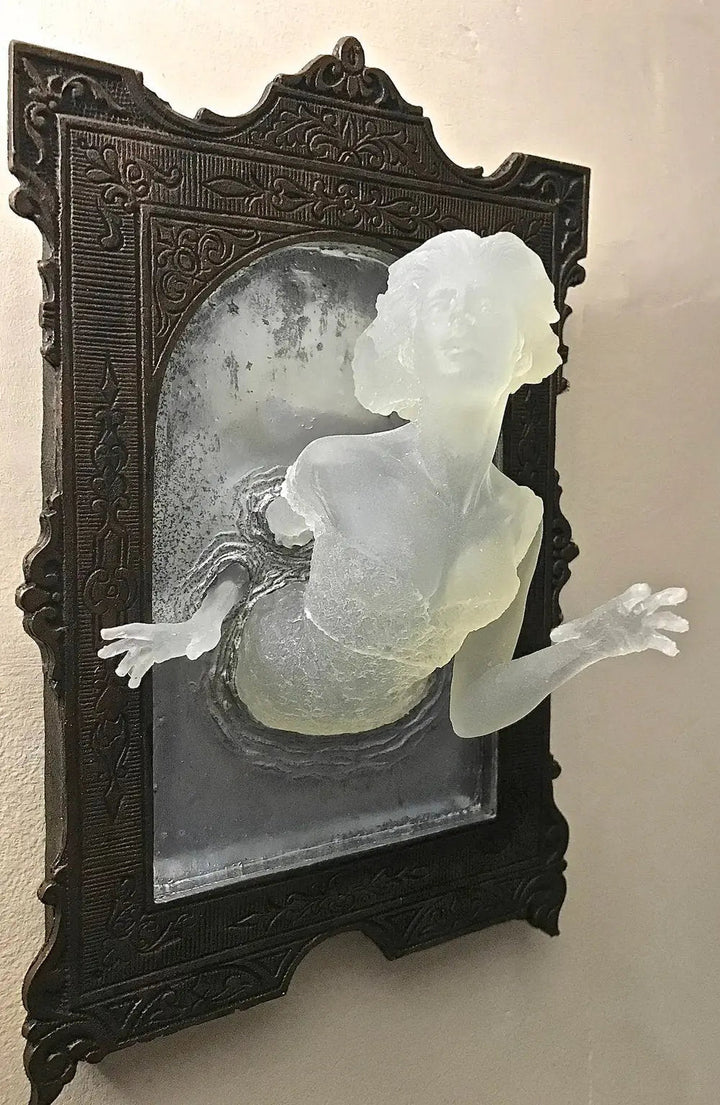 Spirit in the Mirror – Shining 3D wall decoration made of resin for mysterious spaces