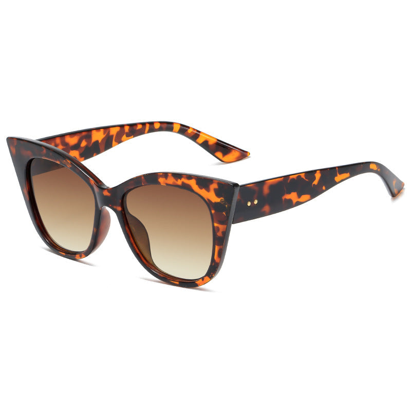 Women extravagant Cat-Eye sunglasses with mirrored lenses
