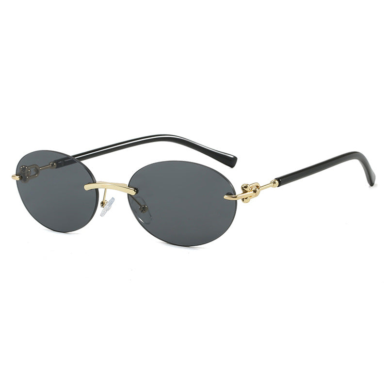 Women oval sunglasses with luxurious metal frame and mirrored lenses