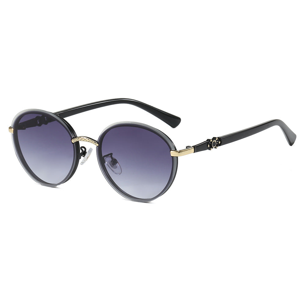 Ladies elegant round sunglasses with mirrored effect