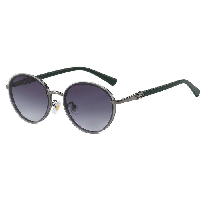 Ladies elegant round sunglasses with mirrored effect