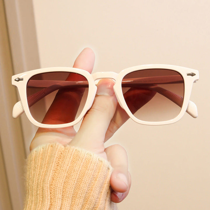 Women’s modern square sunglasses with mirrored UV protection