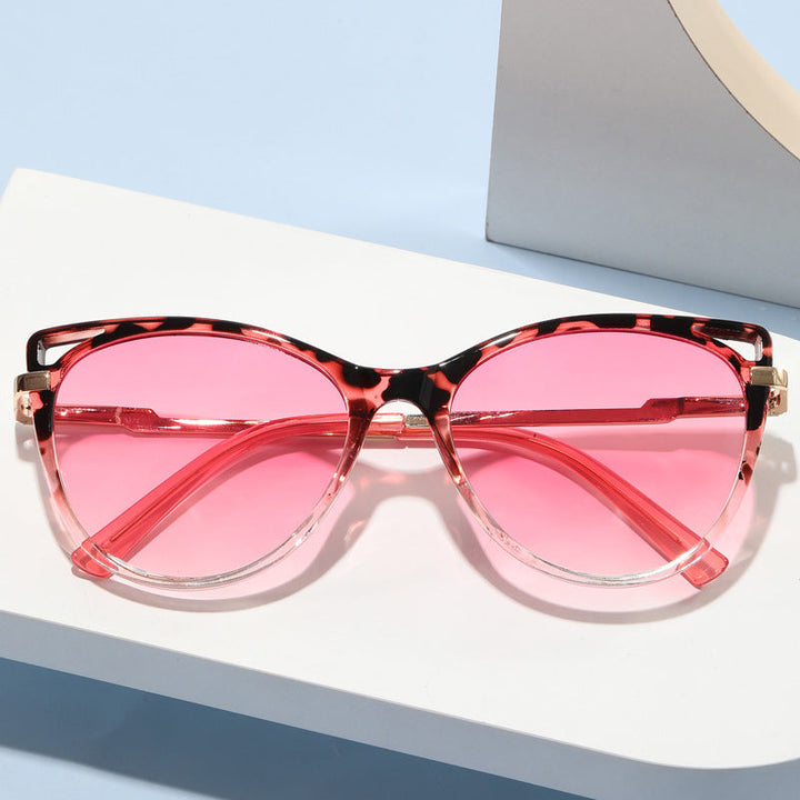 Ladies trendy cat-eye sunglasses with mirrored lenses