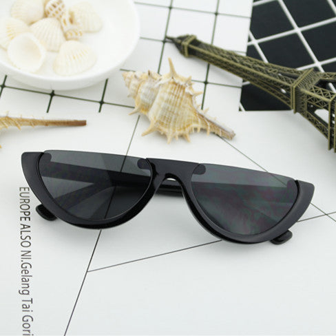 Women Cat-Eye Glasses with distinctive frame and mirrored lenses