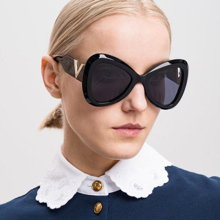 Women Cat-Eye Sunglasses with Luxurious Frame and Mirrored Lenses