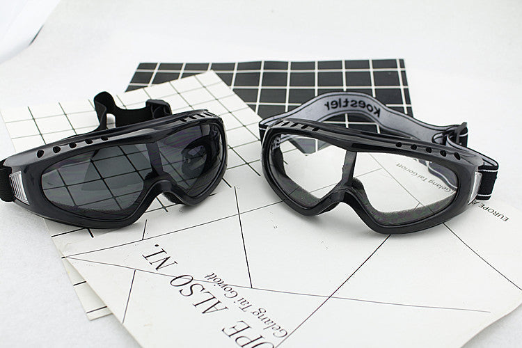 Women’s sporty goggles with mirrored lenses