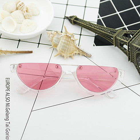 Women Cat-Eye Glasses with distinctive frame and mirrored lenses