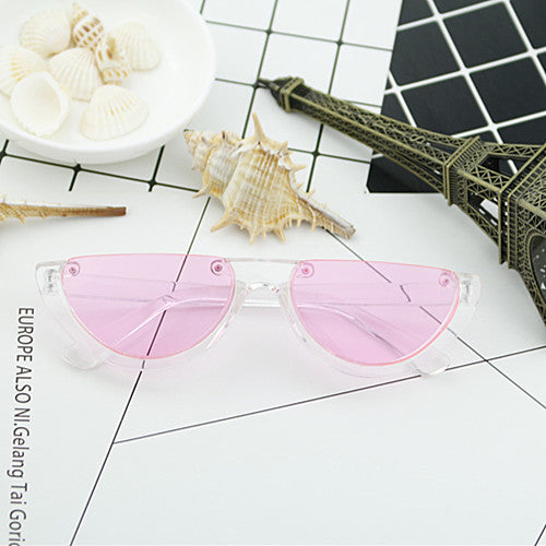 Women Cat-Eye Glasses with distinctive frame and mirrored lenses