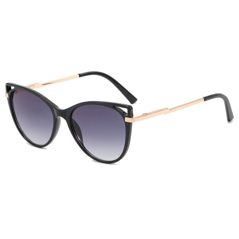 Ladies trendy cat-eye sunglasses with mirrored lenses