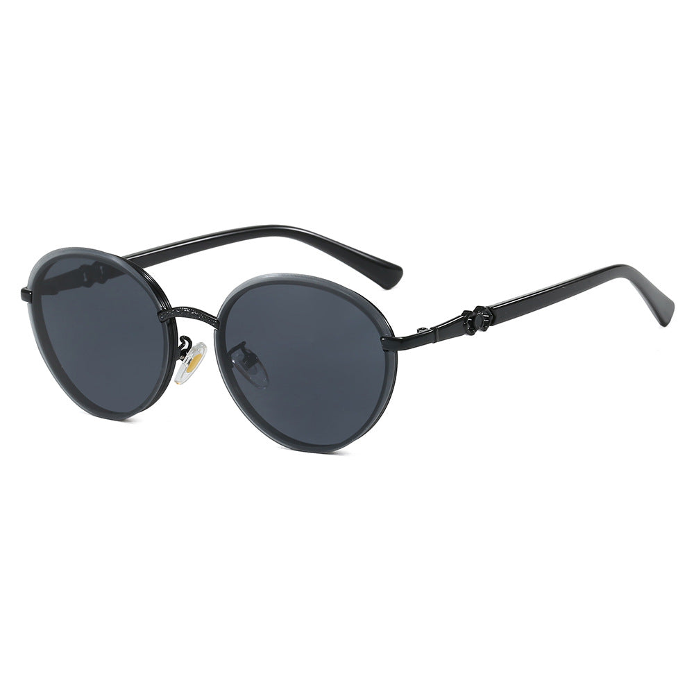Ladies elegant round sunglasses with mirrored effect