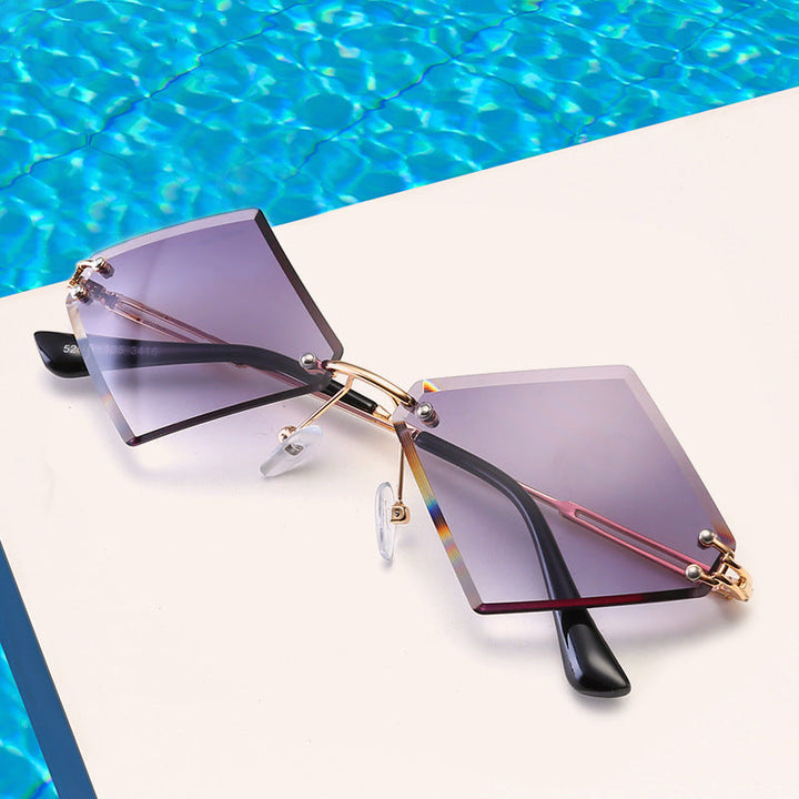Ladies fashionable geometric sunglasses with mirrored lenses