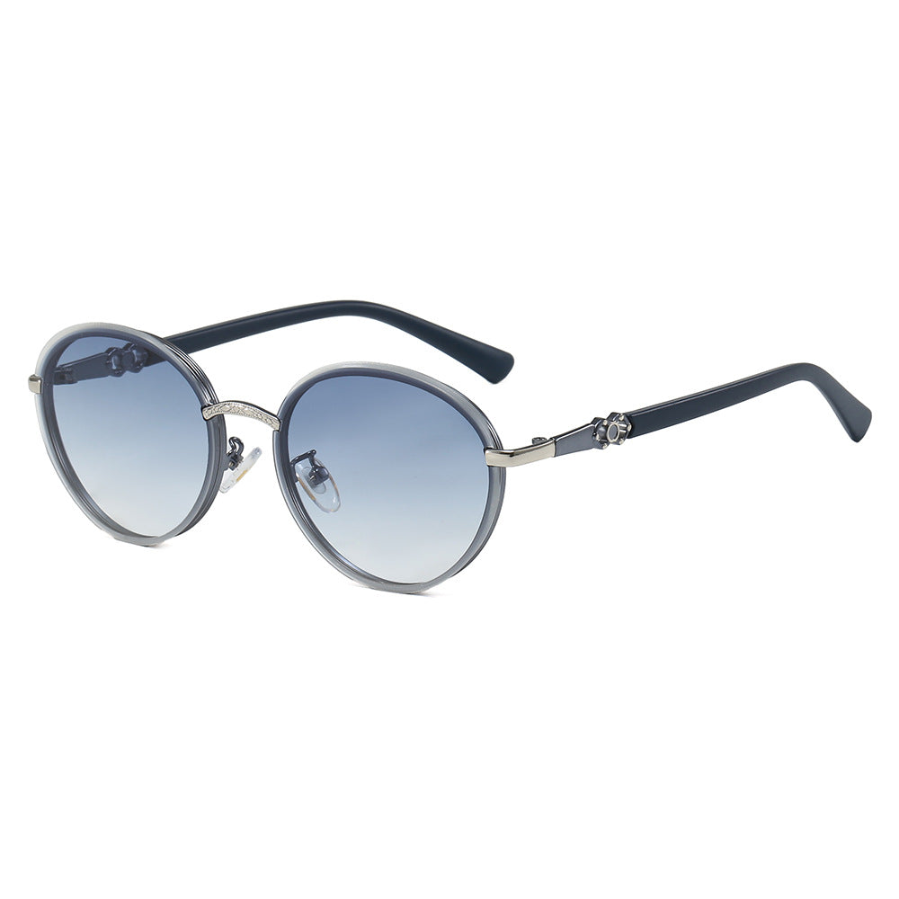 Ladies elegant round sunglasses with mirrored effect