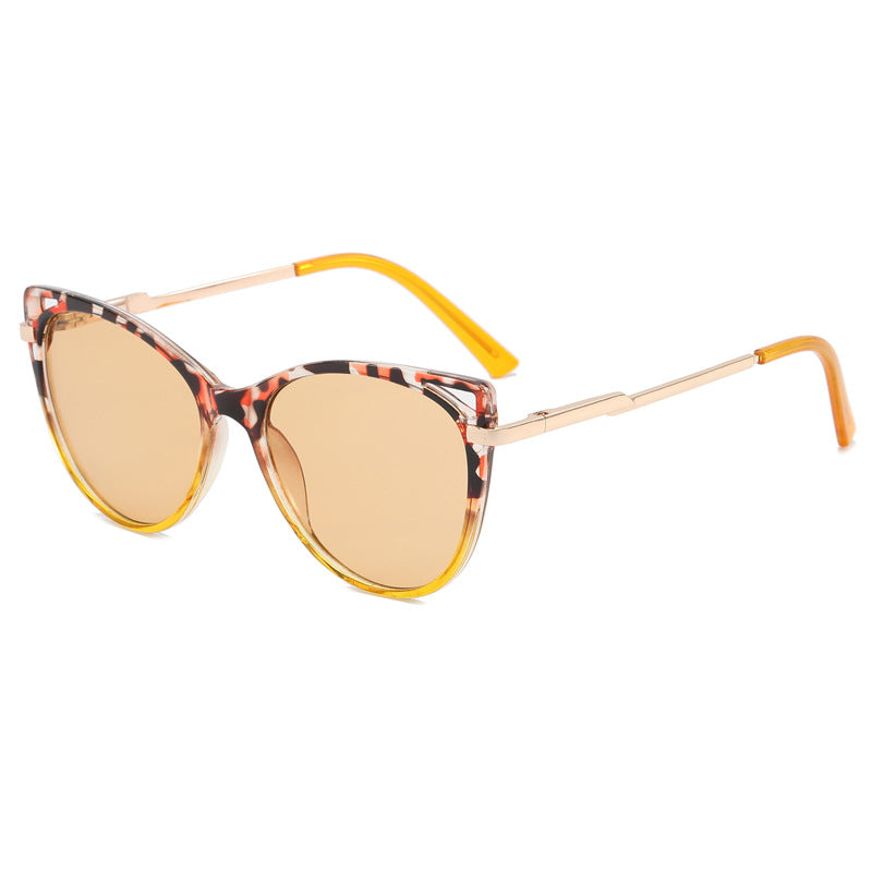 Ladies trendy cat-eye sunglasses with mirrored lenses
