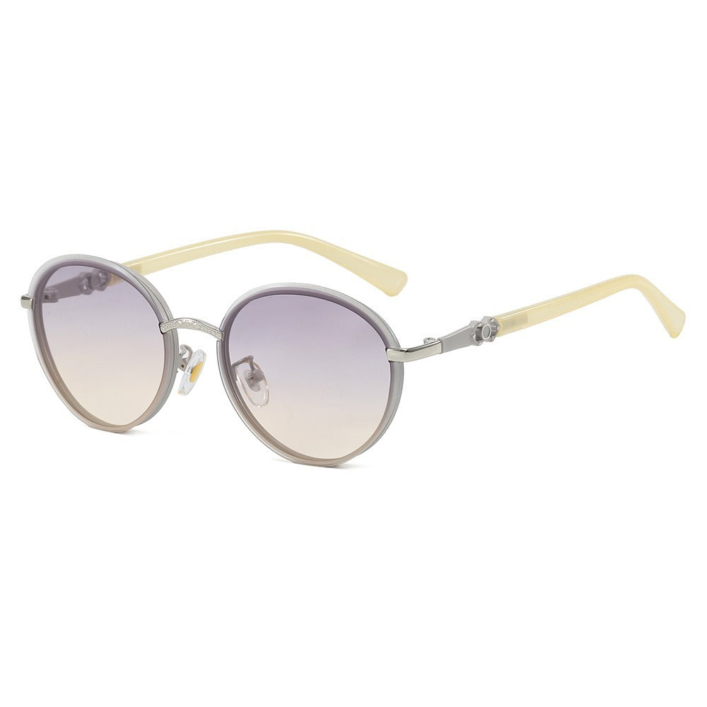 Ladies elegant round sunglasses with mirrored effect