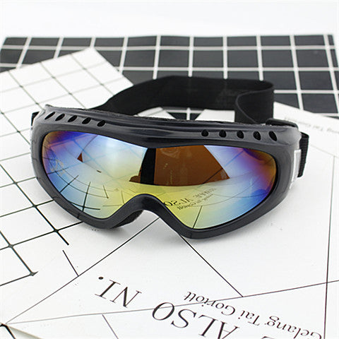 Women’s sporty goggles with mirrored lenses