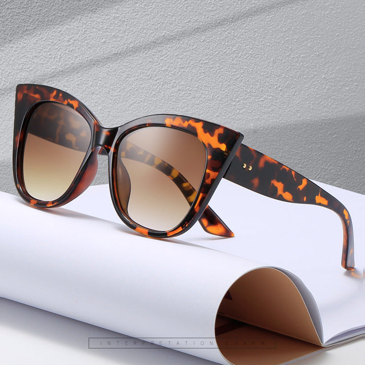 Women extravagant Cat-Eye sunglasses with mirrored lenses