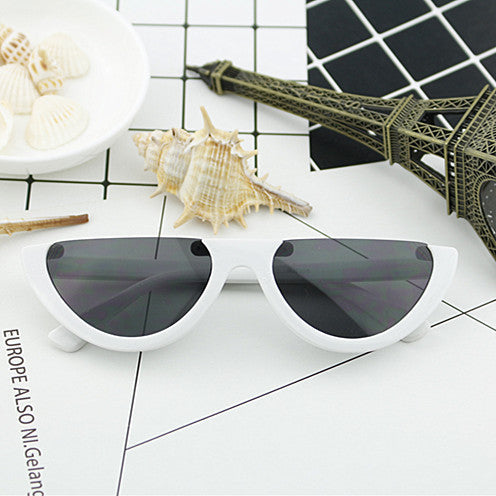 Women Cat-Eye Glasses with distinctive frame and mirrored lenses