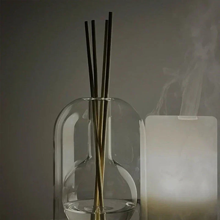AromaLuxe – Elegant scent diffuser with minimalist design for a calming atmosphere