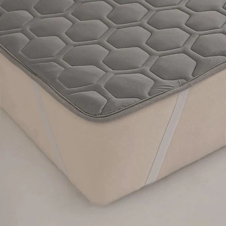Quilted Cooling Mattress Pad with High-Density Cooling Fiber |