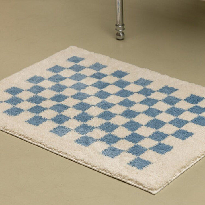 Soft, fluffy bathroom rug with check pattern