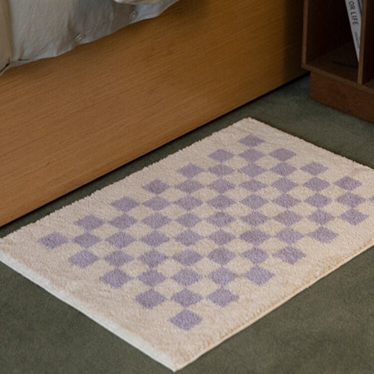 Soft, fluffy bathroom rug with check pattern