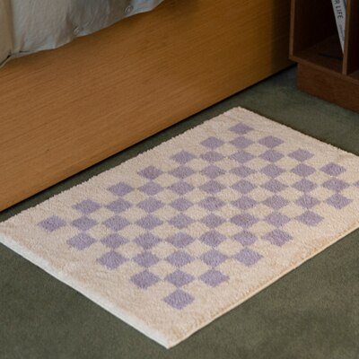 Soft, fluffy bathroom rug with check pattern