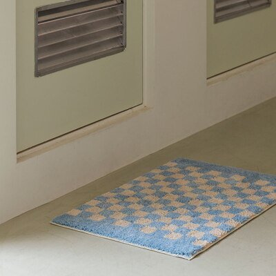 Soft, fluffy bathroom rug with check pattern