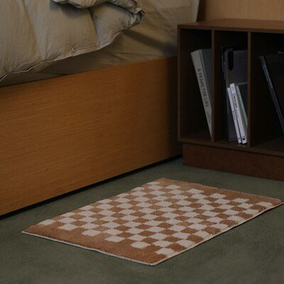 Soft, fluffy bathroom rug with check pattern